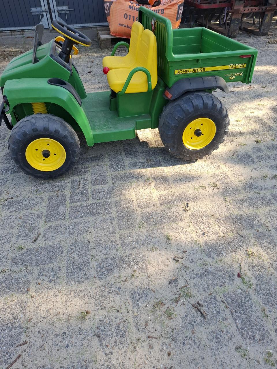 Kinder gator John Deere.