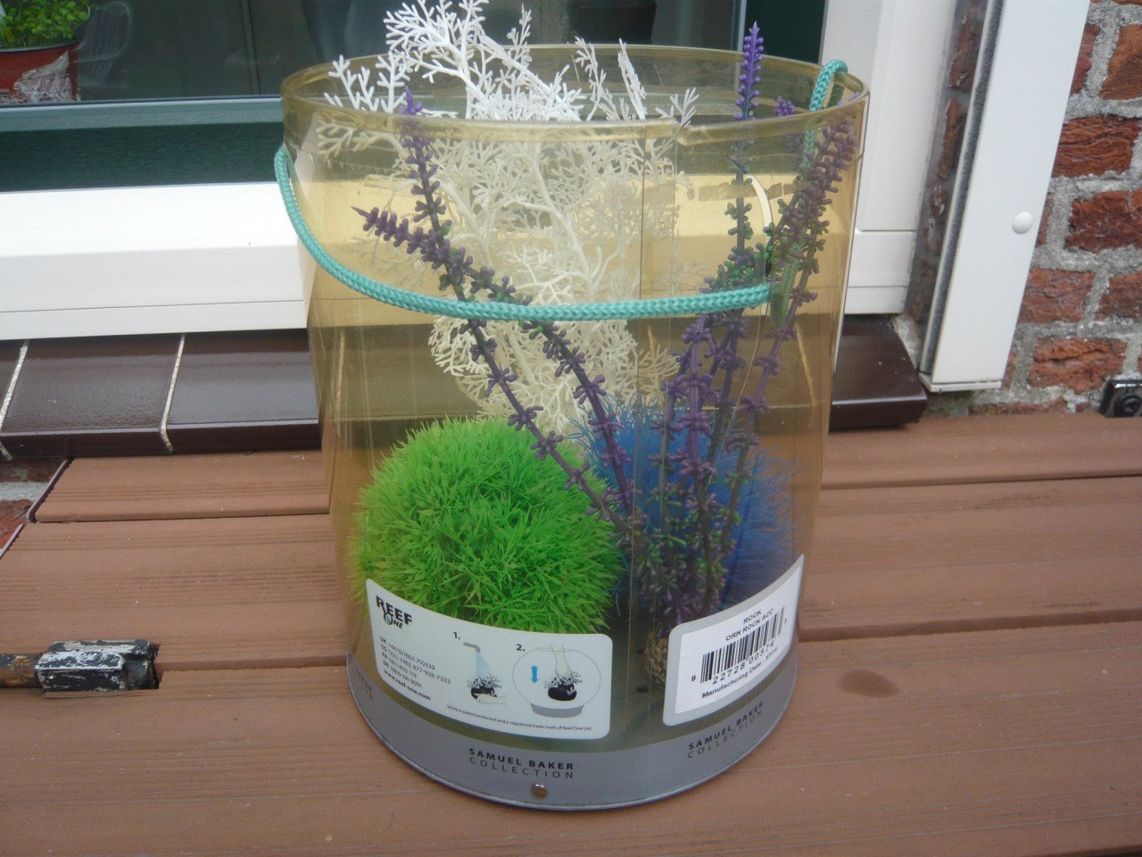 Aquarium ornament en kunst planten.