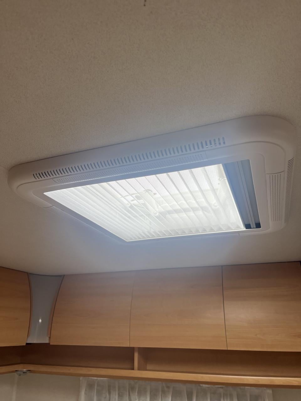 Zeer nette Home Car caravan met voortent, luifel en slaapcabine