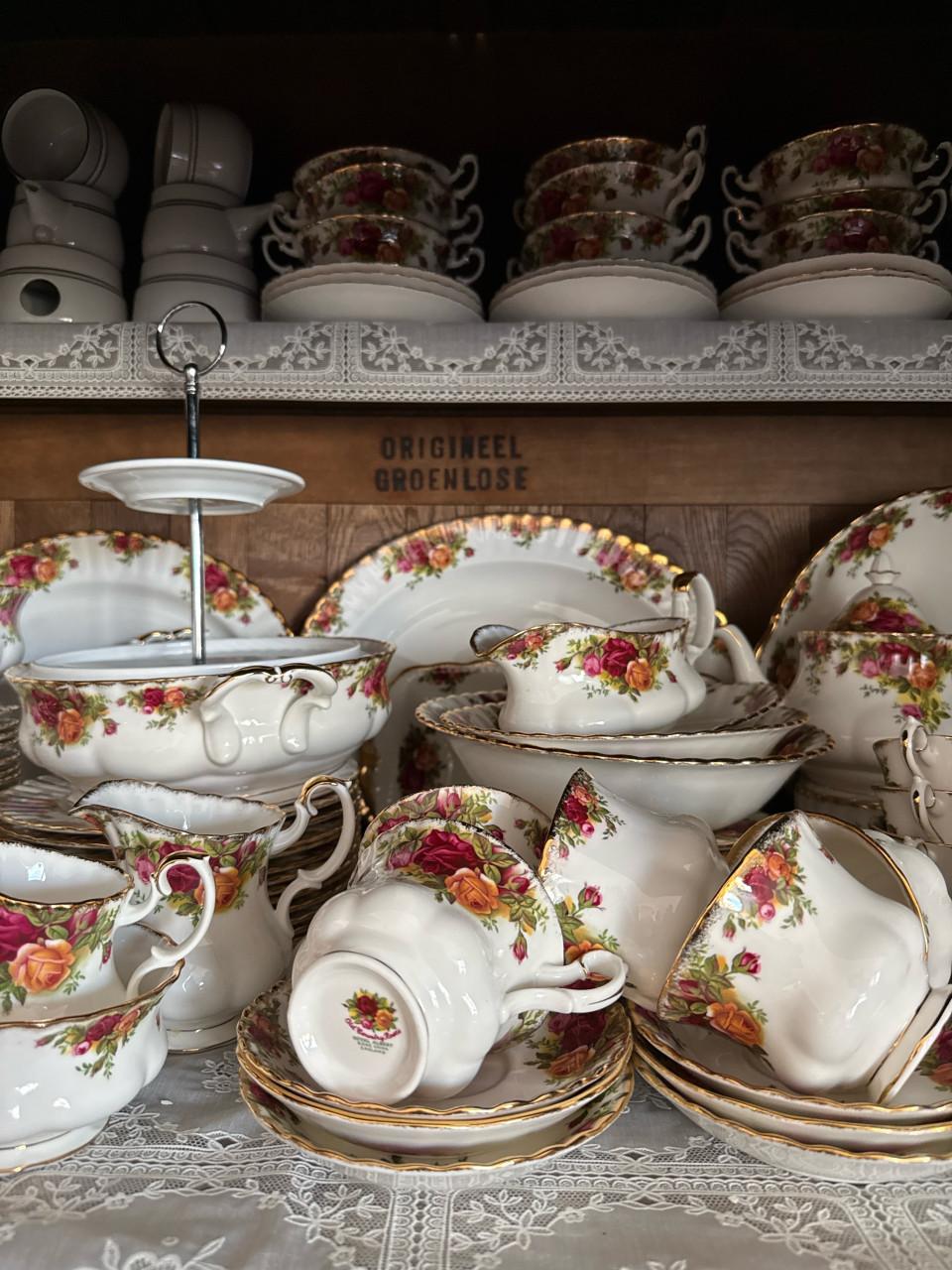 Royal Albert Old Country Rosés compleet 12 delig servies