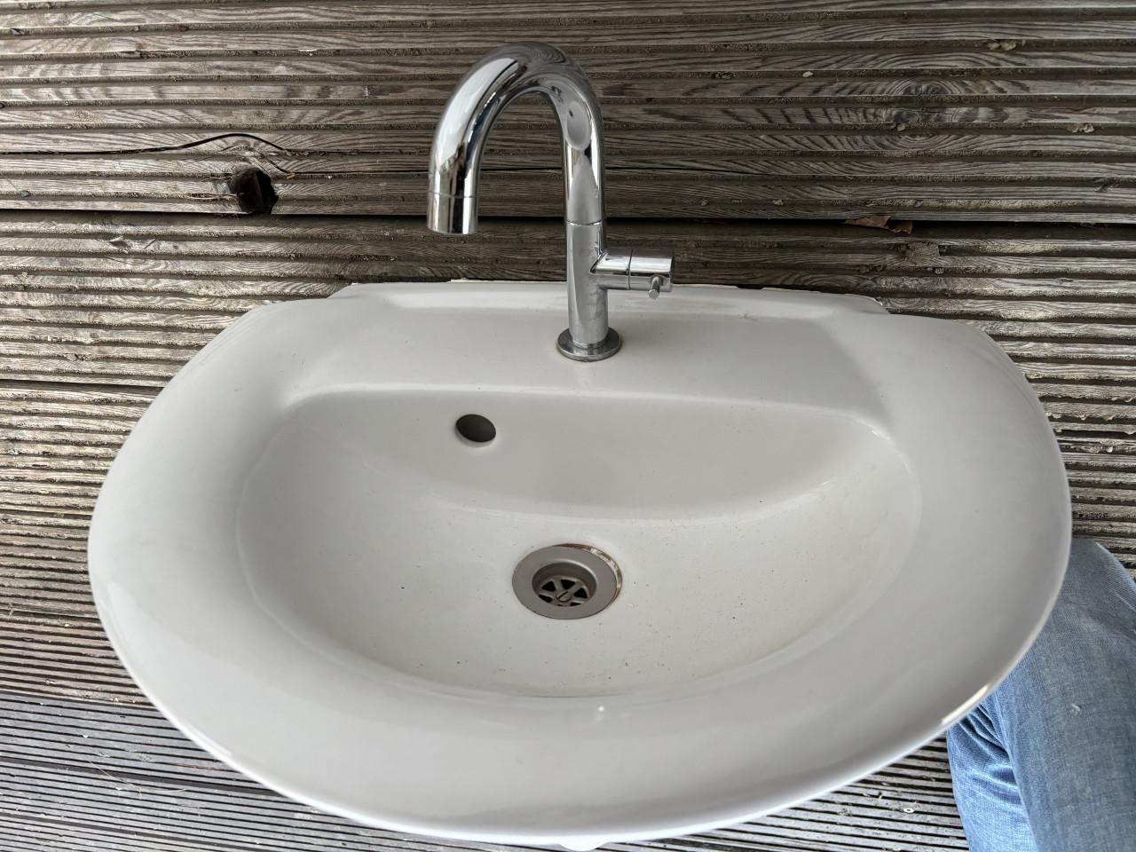 Wastafeltje met kraan voor in WC