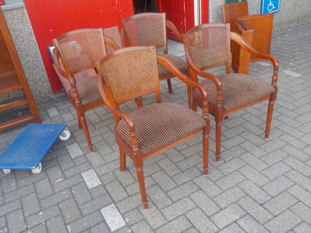 Geheel massieve verlengbare tafel + armleuning stoelen in goede staat