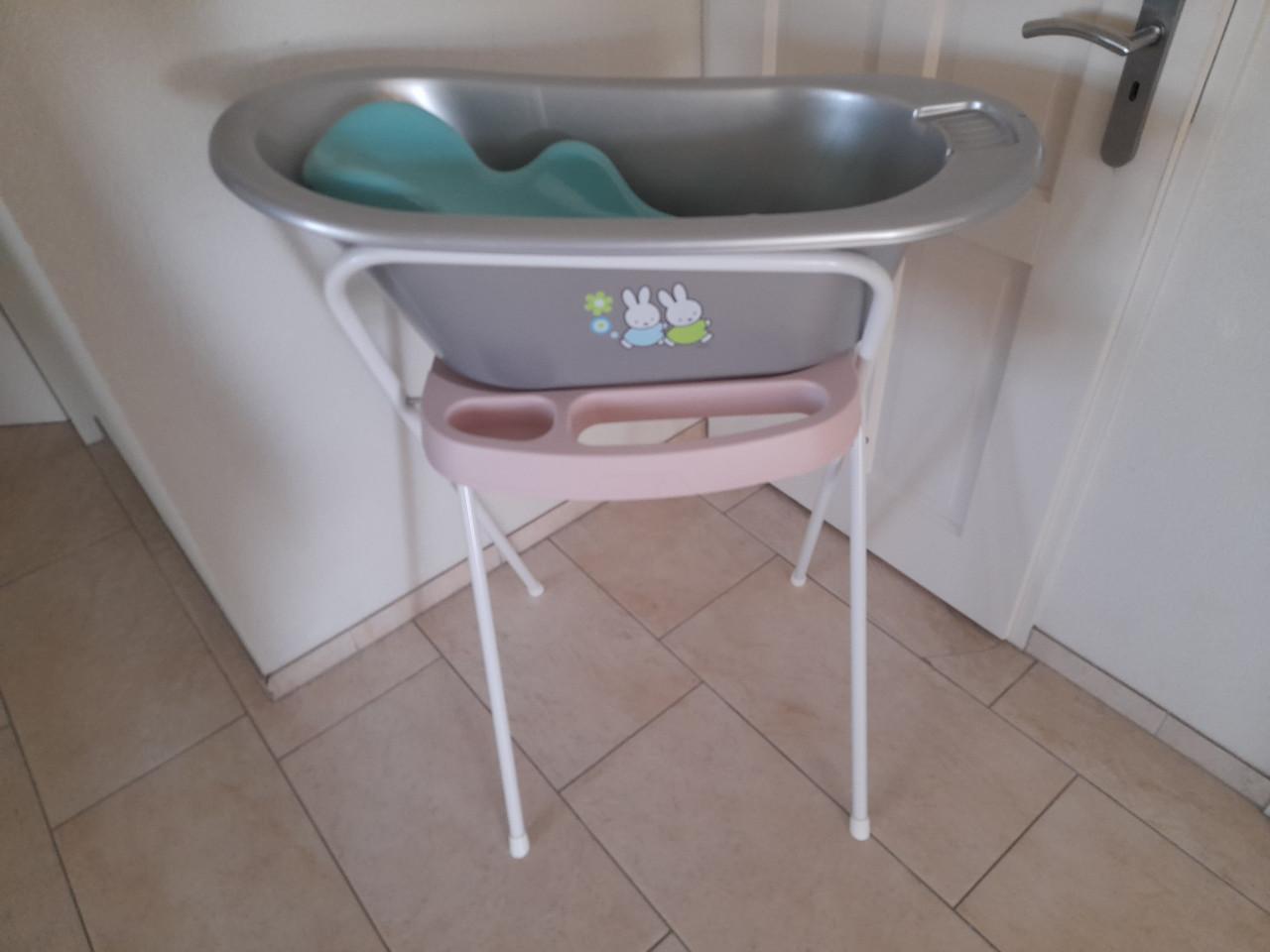 Bad +standaard + inzet + tummietub  (in goede nette staat )