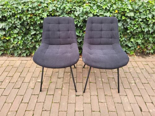 Twee velvet rib eettafelstoelen zwart