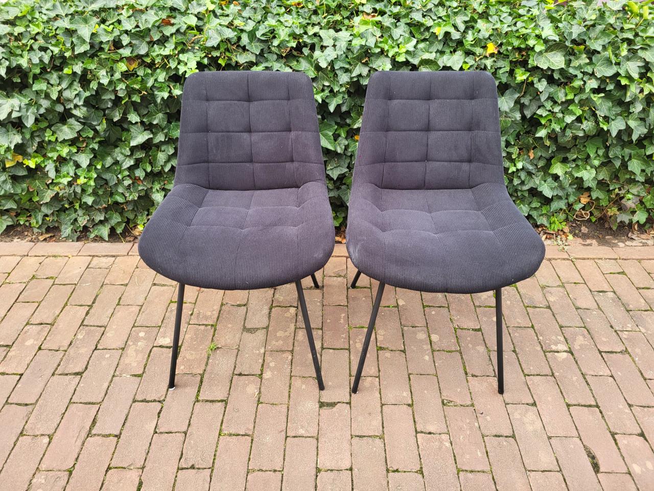 Twee velvet rib eettafelstoelen zwart