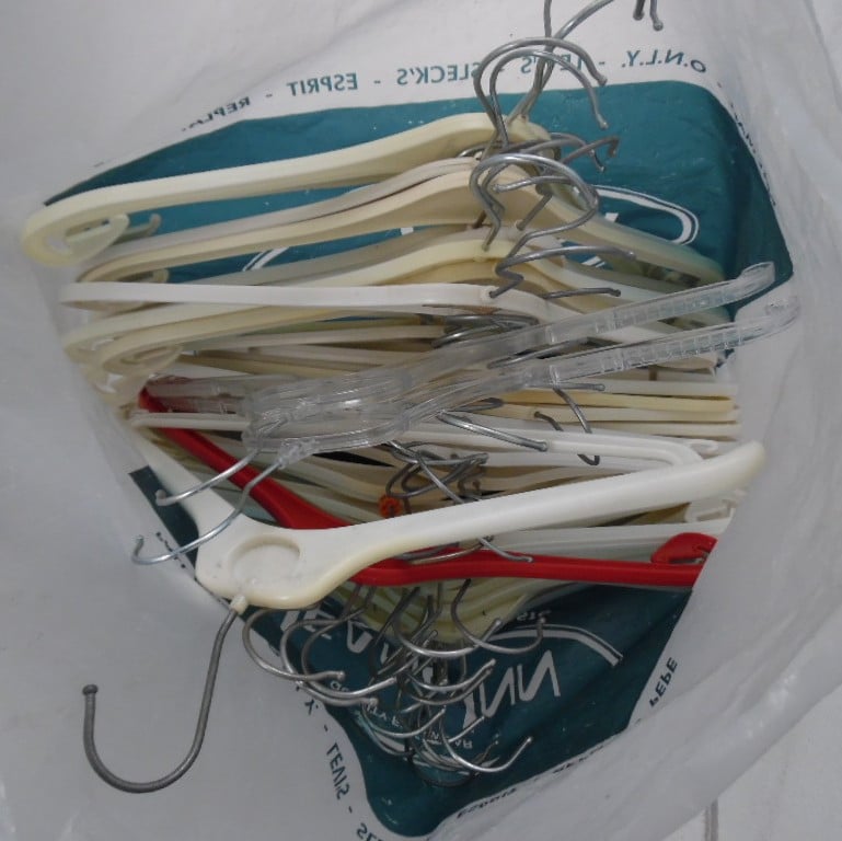 Gratis op te halen 2 tassen  kledinghangers