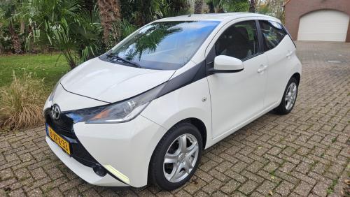 Zuinige TOYOTA AYGO X-PLAY / 1 Eig / NL AUTO / NAP / DEALER OND / 71.789 km