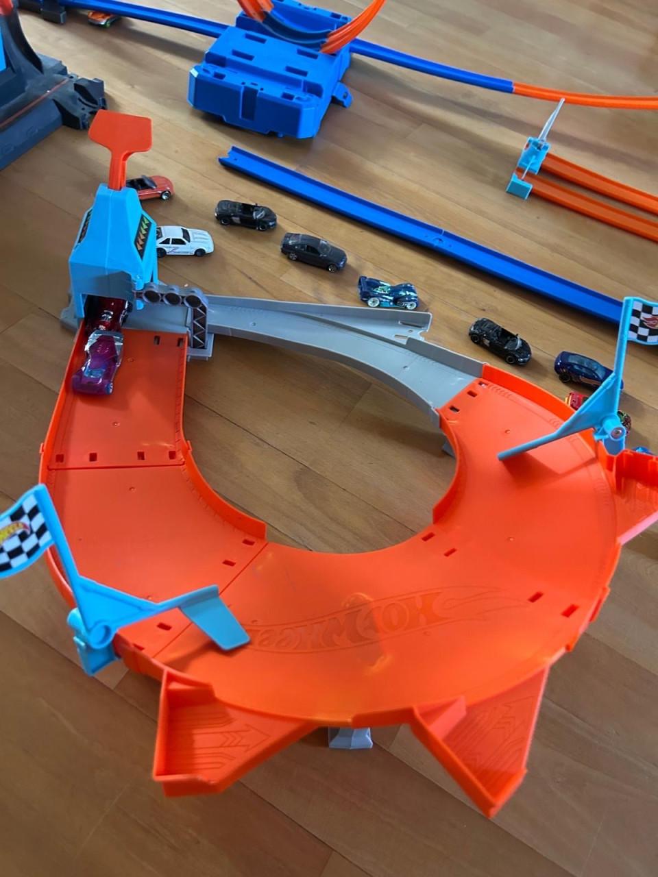Hot Wheels garage en verschillende banen plus autootjes
