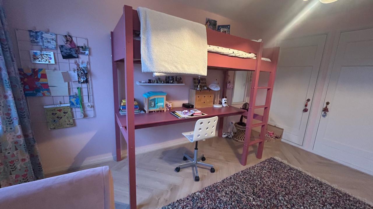 Een-persoons hoogslaper incl bureau (90x200cm)