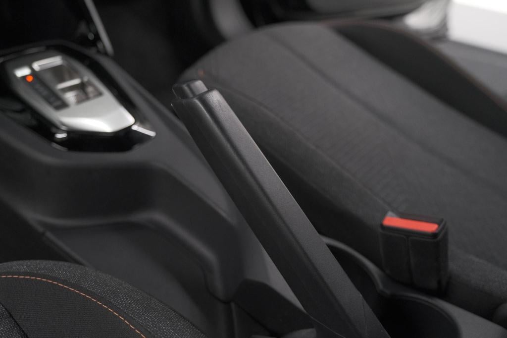 Peugeot 2008 1.2 hybrid 136 style | apple carplay | parkeersensoren | clima