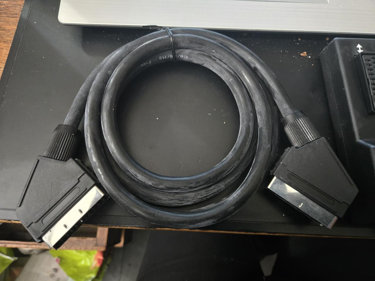 Vivanco SBX 84 scart-schakelpaneel met scart-kabel.