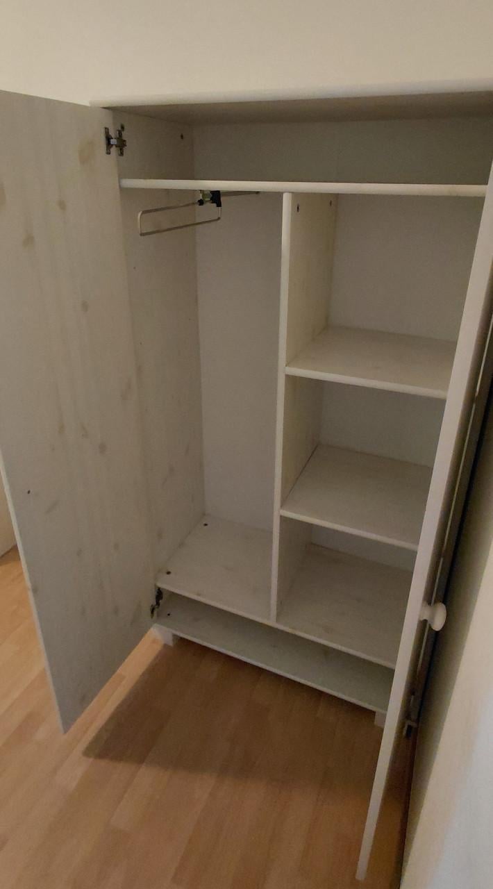 Witte kledingkast