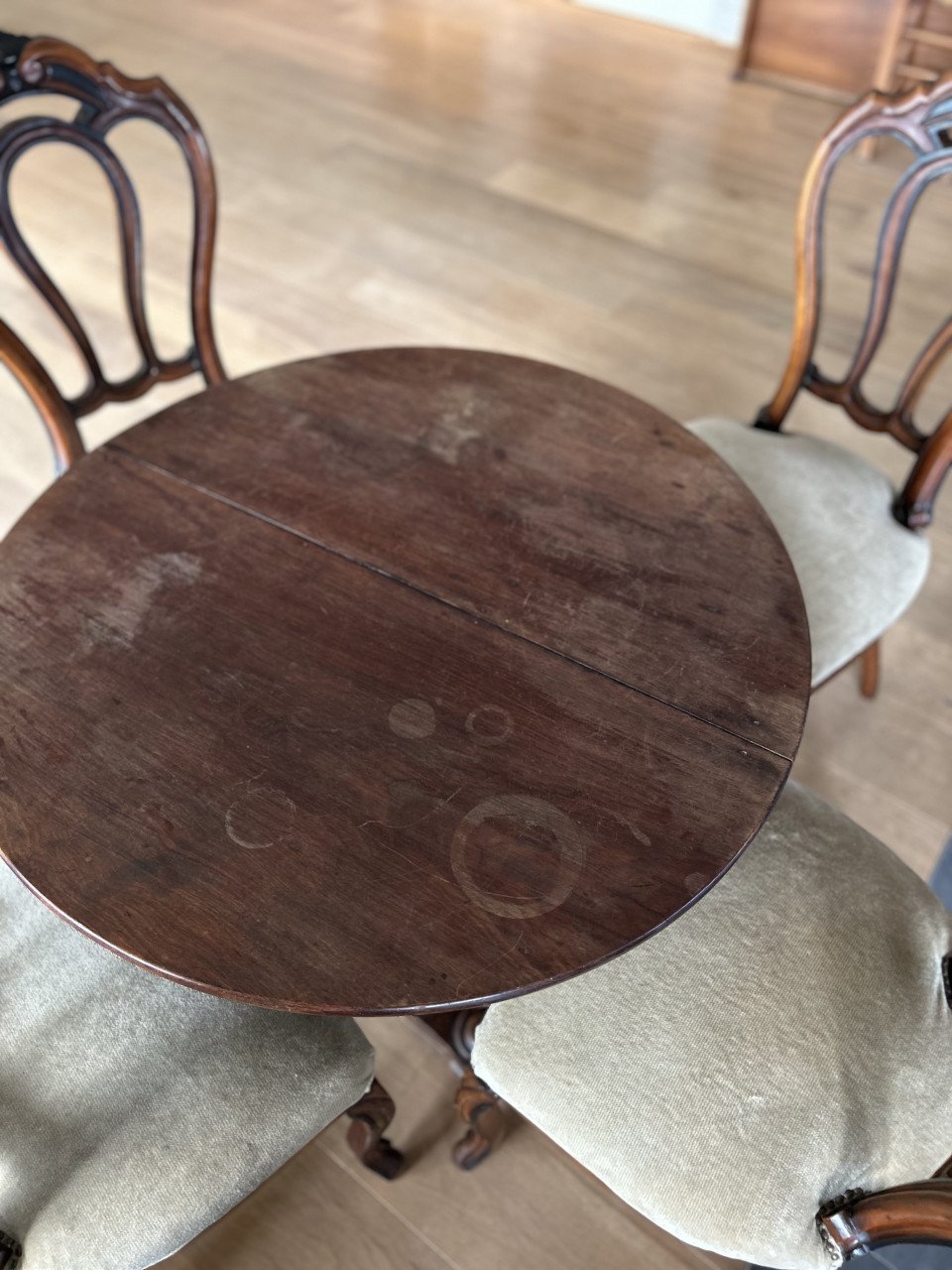 Eetkamerstoelen met ronde ‘koffietafel’