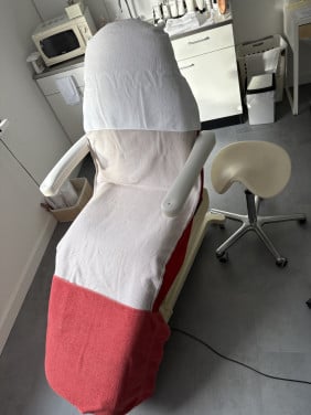 Behandelstoel elektrisch + ponyzit kruk