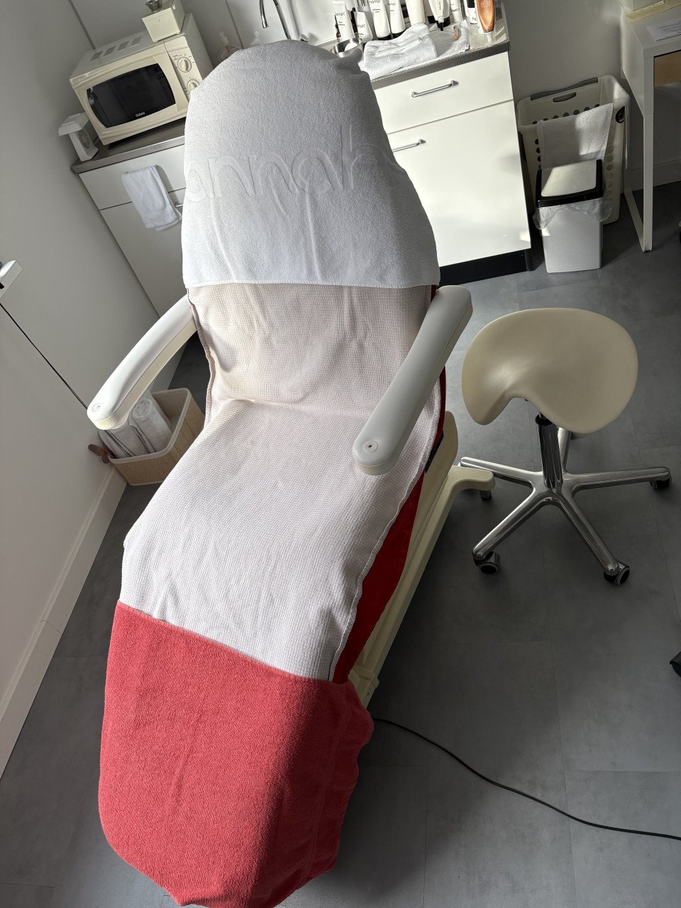 Behandelstoel elektrisch + ponyzit kruk