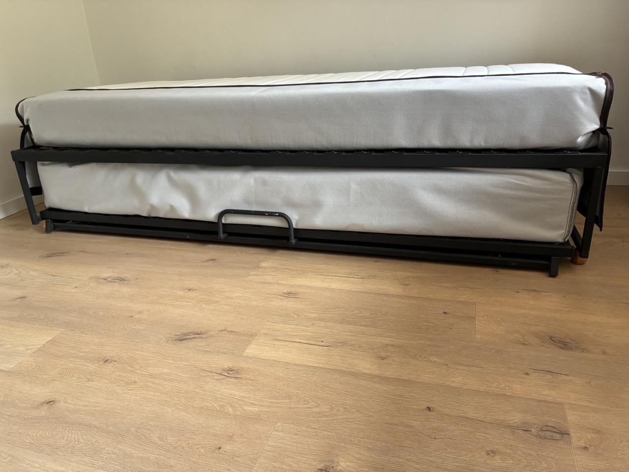 Onderschuifbed, 80 x 200 . 2 bedden in een! Lattenbodems. (Ook als bank!)