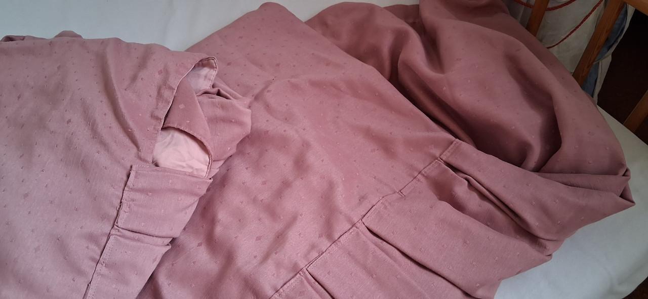 Twee 1-persoonsspreien.Kleur oud-roze.Met de hand gemaakt, goede kwaliteit.