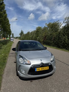 DS3 – 2015 – Zilver/Zwart – Goed onderhouden + extra set banden!