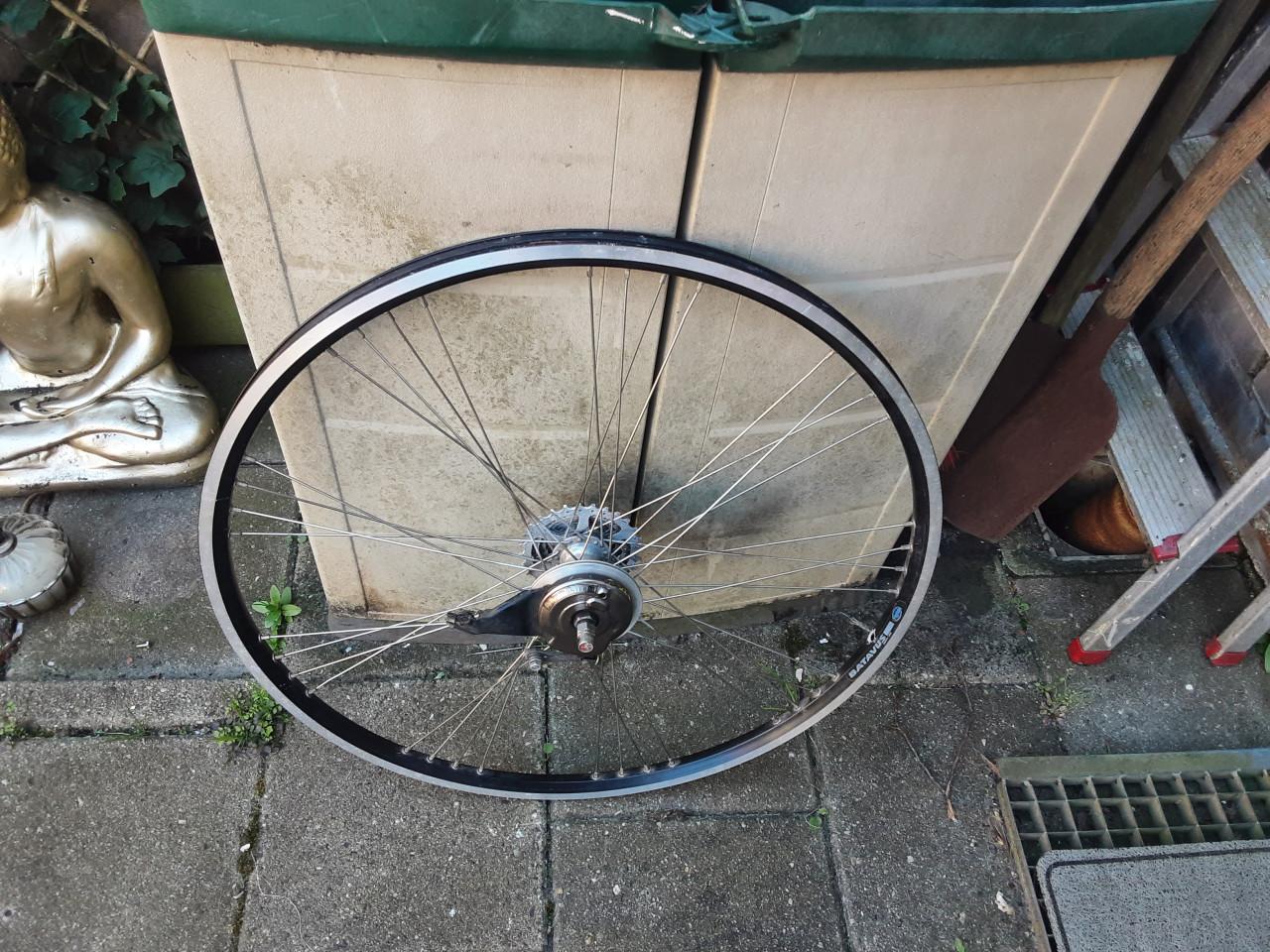 28 inch batavus shimano achterwiel, 7 speed cassette, rollerbrake rem