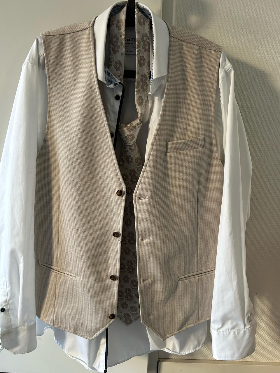 Set overhemd, gilet, das. Merk Ledûb. Maat 56.