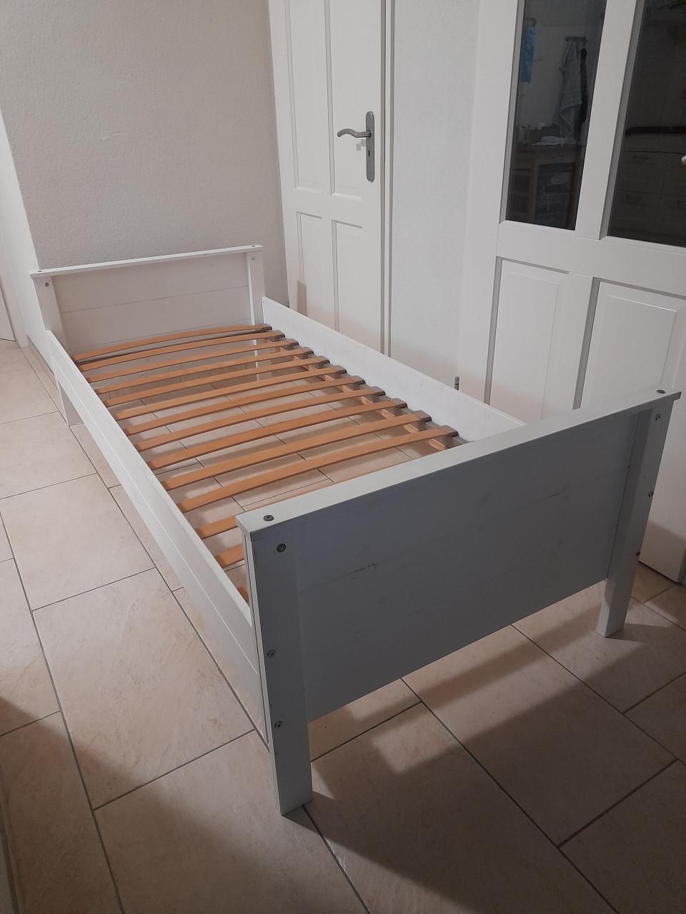 Wit massief houten bed 90 x 200 (in goede staat )