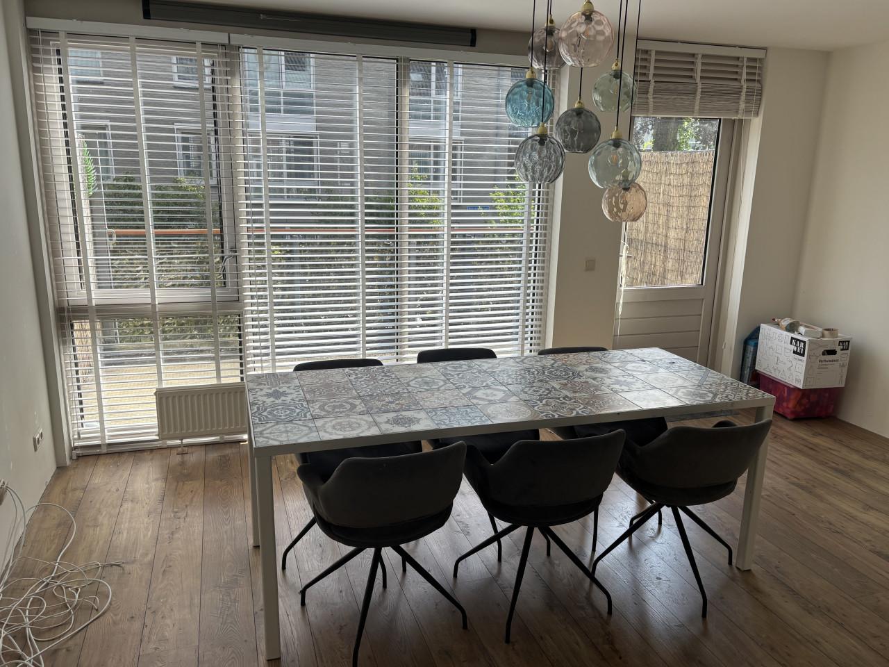 Eettafel met stoelen