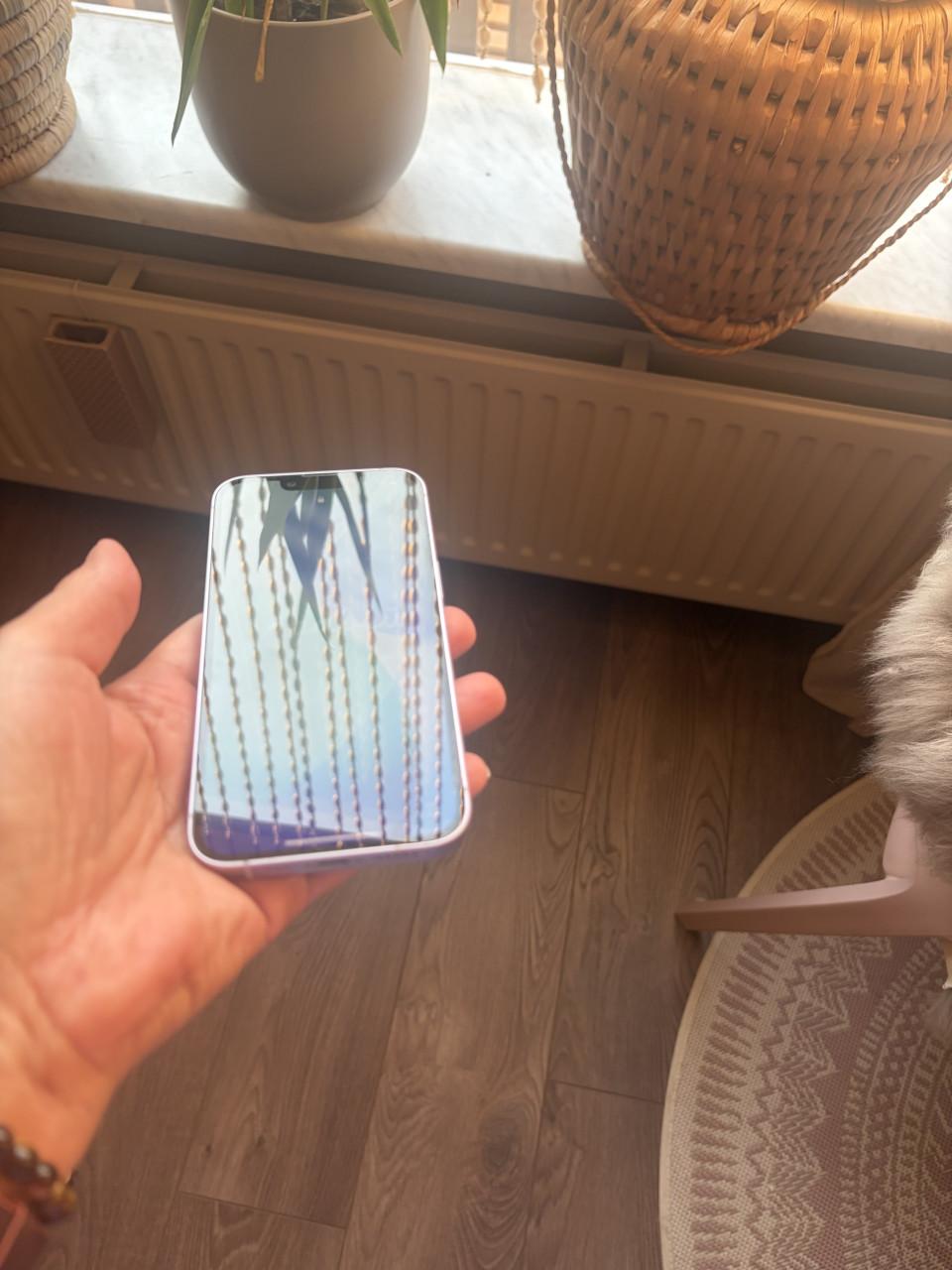IPhone 14 lila