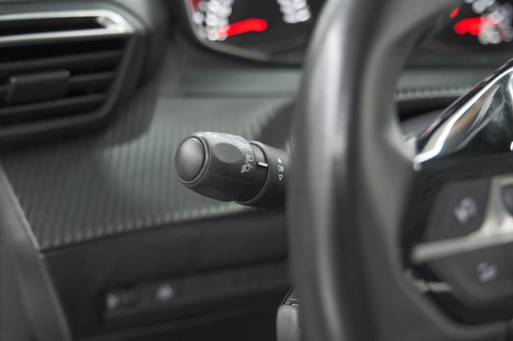Peugeot 2008 puretech 130 eat8 allure | parkeersensoren | navigatie | apple