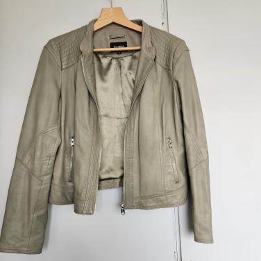Mooi licht olijfgroen schapenleren jasje