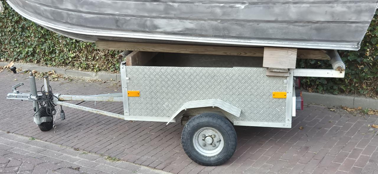 Aluminium boot met trailer en buitenboordmotor