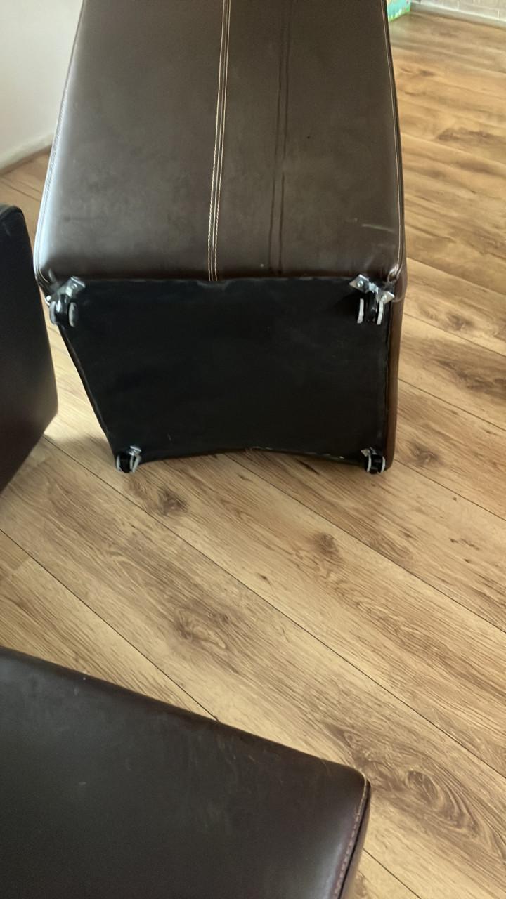 4 leren donkerbruine eettafelstoelen op wieltjes