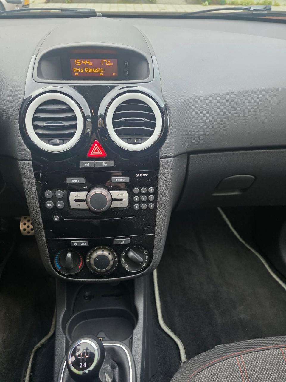 Tekoop zeer mooie Opel Corsa 1.4i 16V  Black and  White