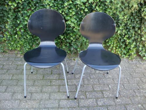 TWEE VINTAGE KUIPSTOELTJES. GRATIS !!!