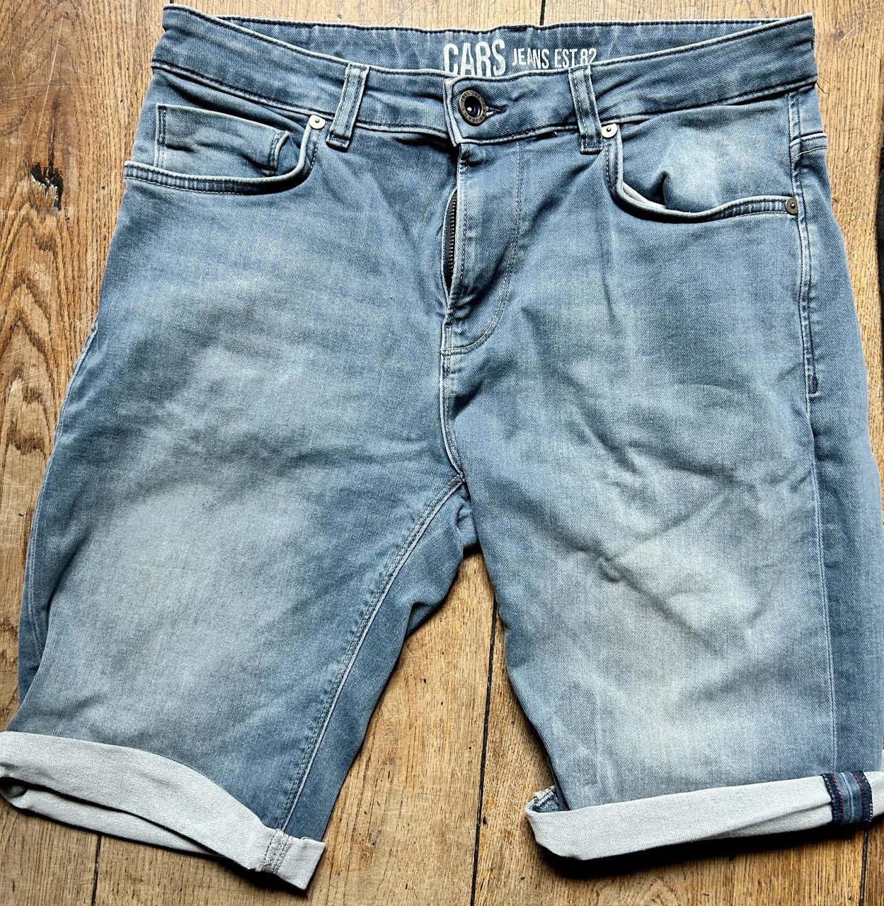 Twee shorts/korte spijkerbroeken maat M