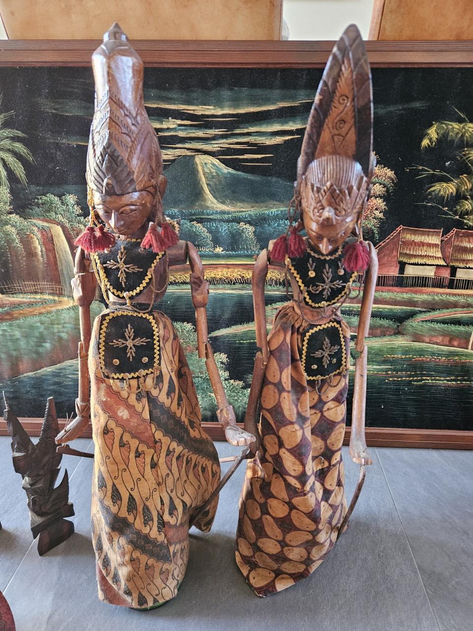 Diverse Indonesische maskers en wajang-poppen