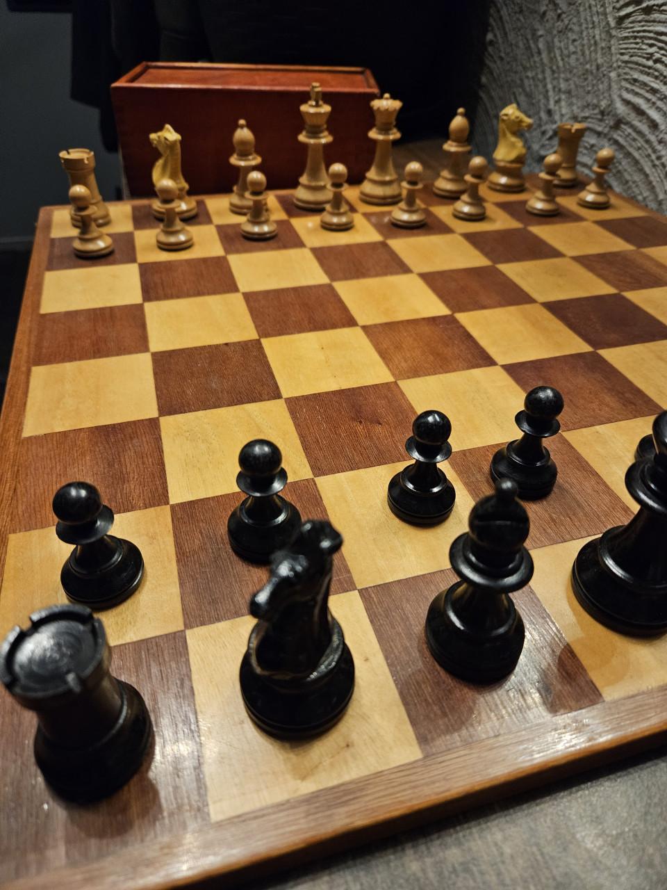Vintage prachtig groot houten schaakspel met opbergdoos