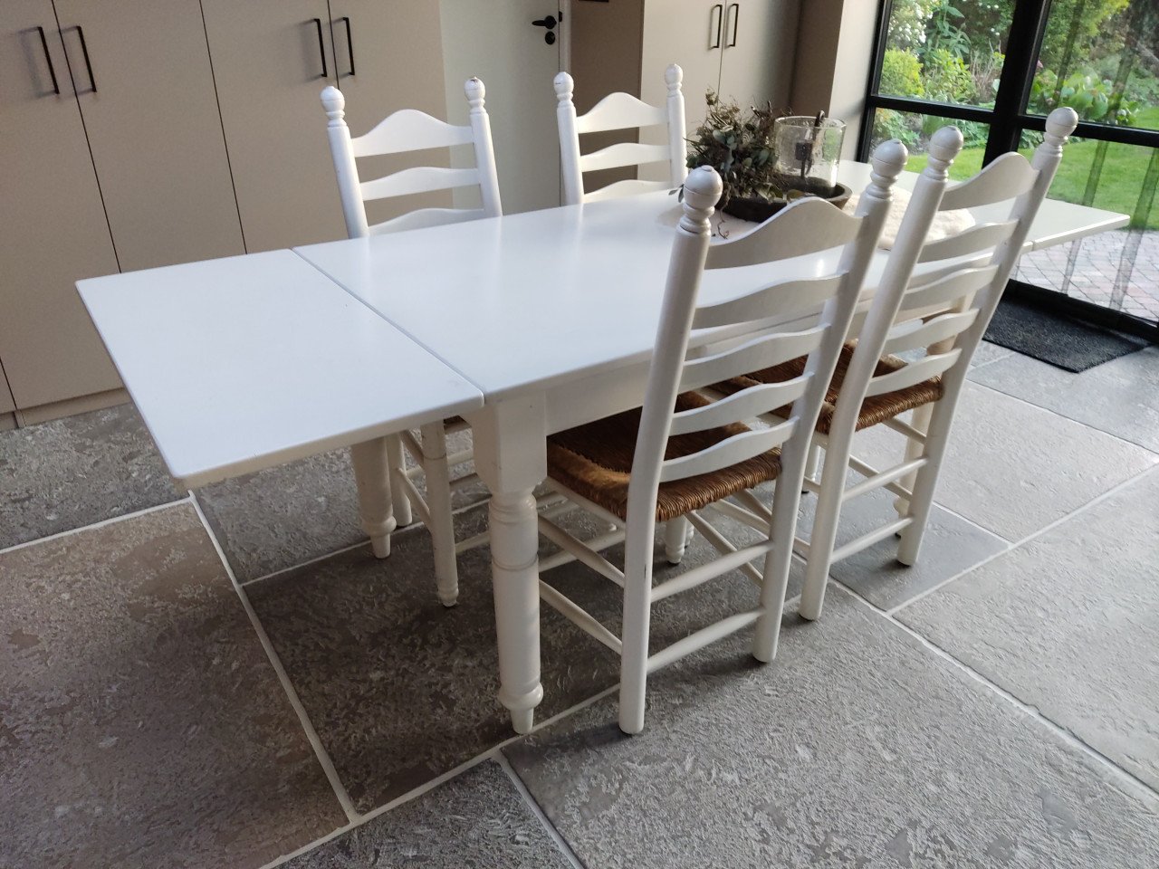 Tafel met stoelen