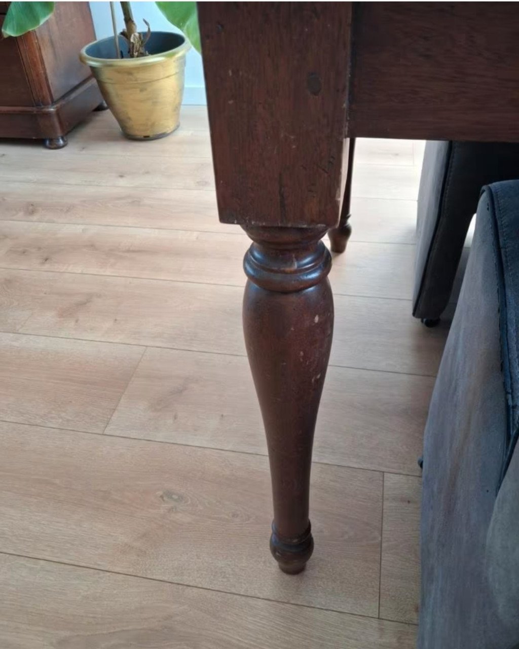 Eethoek met 4 stoelen op wieltjes