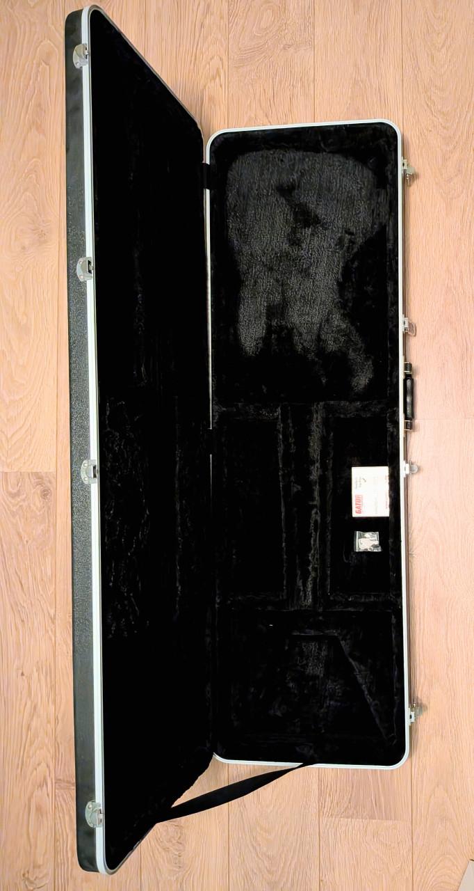 Drie hard case instrument koffers