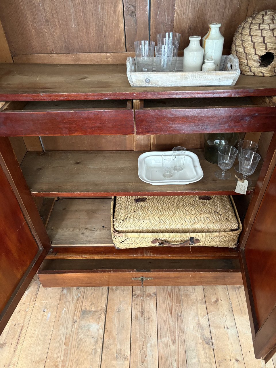 Oude kast met 2 deuren en 2 laadjes