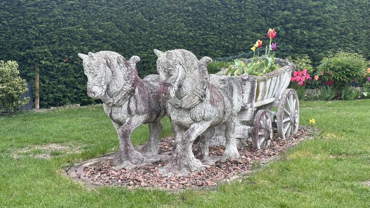 Tuinbeeld: Boerenpaarden met wagen