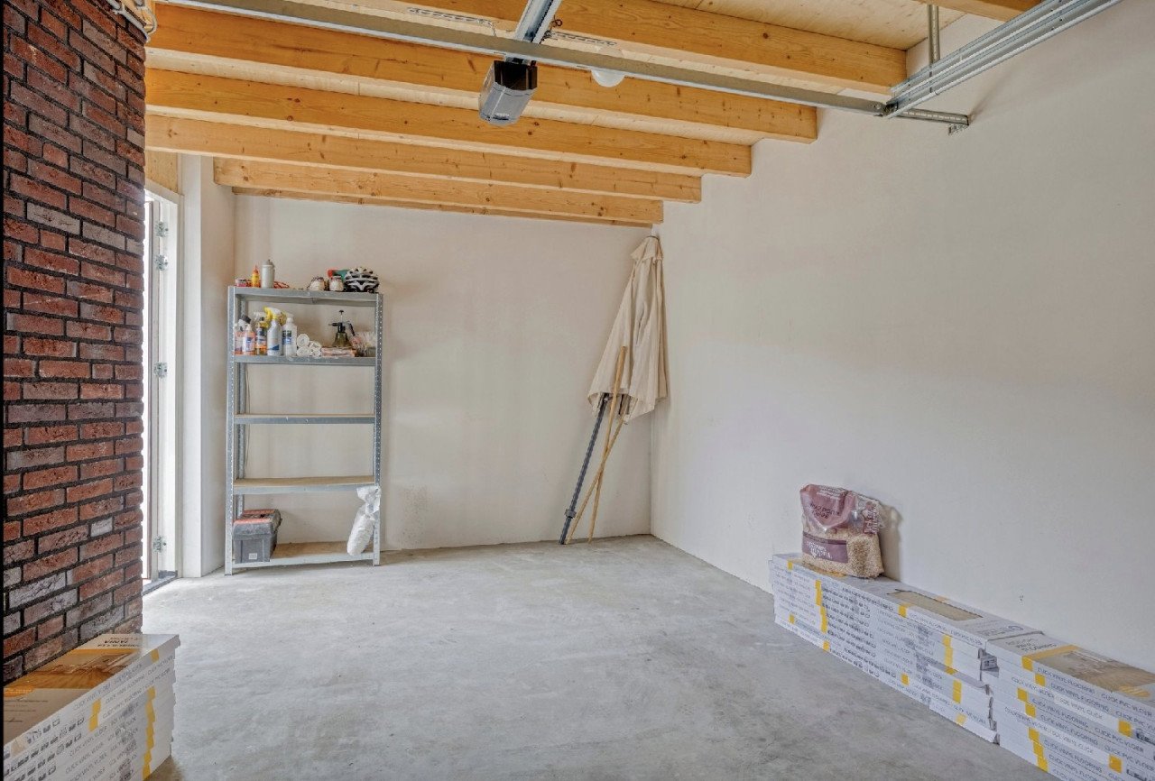 Instapklare twee onder een kap woning met garage in de Goese wijk Mannee