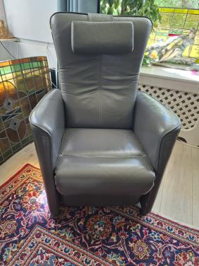 Prominent sta-op stoel, grijs leer
