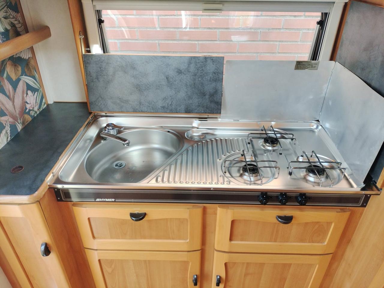 Eriba 390 met zonnepaneel en voortent