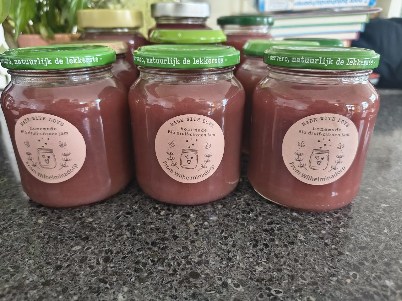 Heerlijke biologische druif-citroen jam, gelei. Onbespoten druiven eco.