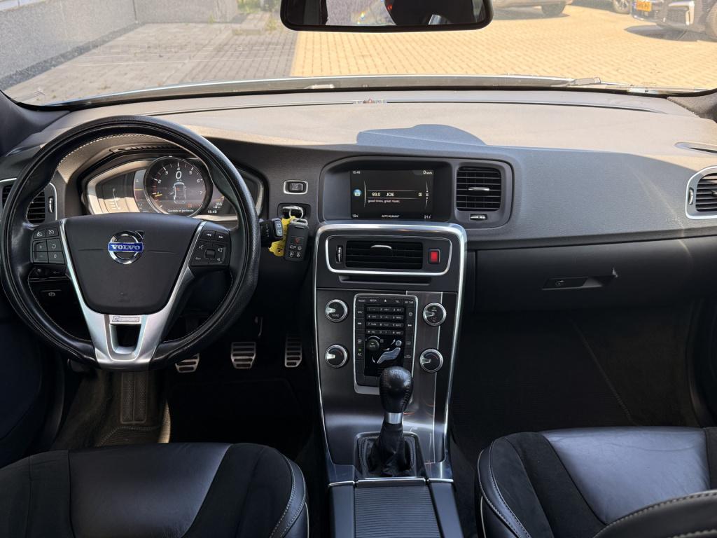 Volvo V60 1.6 t3 r-design | afn trekhaak | cruise | parkeersensoren | bluet