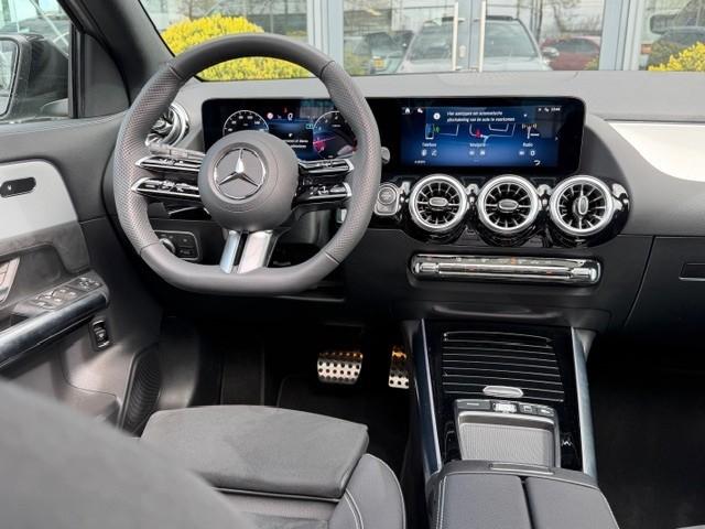 Mercedes-Benz Gla-klasse 200 business solution amg l panoramadak l mbux l m