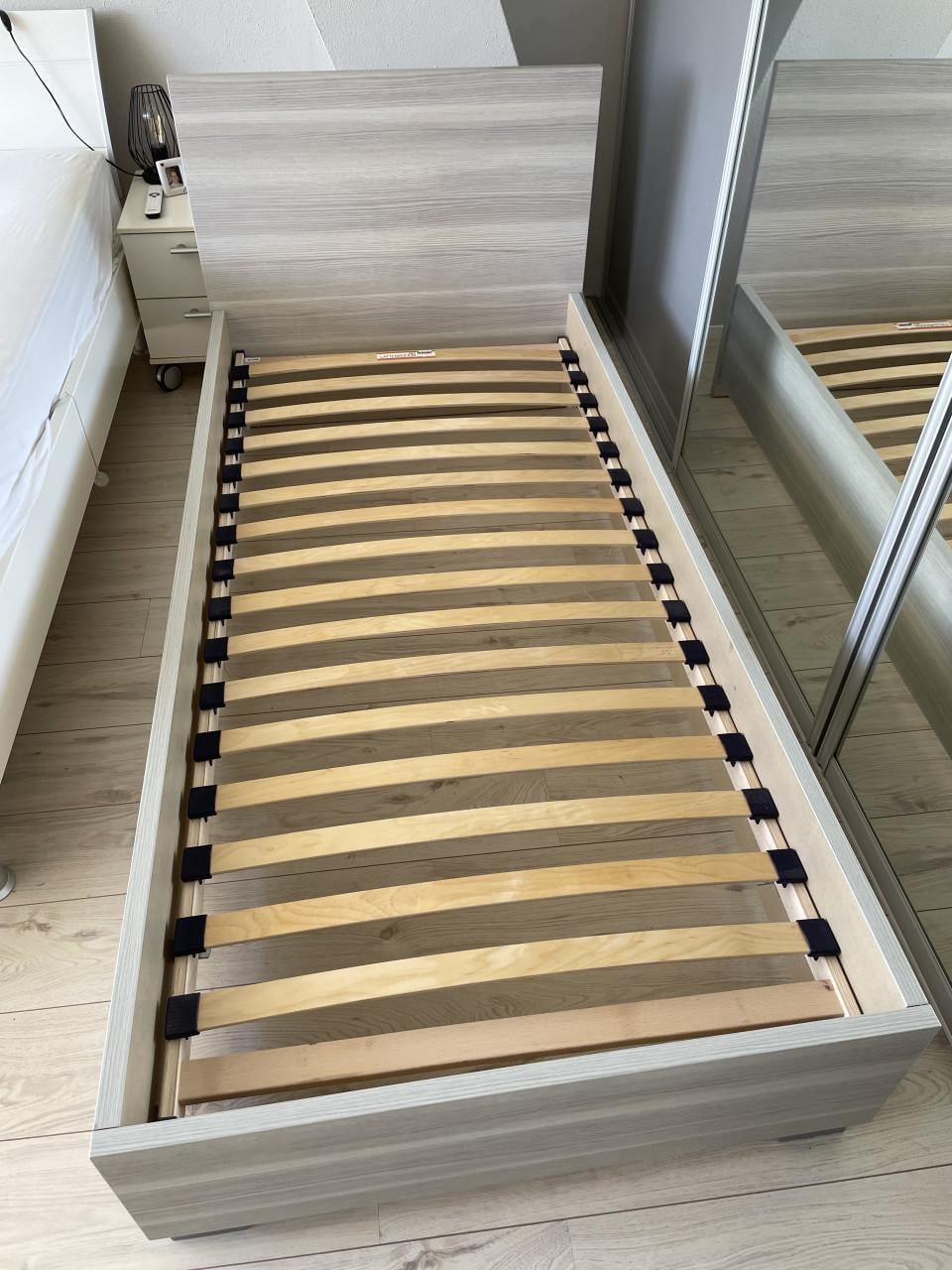 Eenpersoonsbed+lattenbodem+nachtkastje