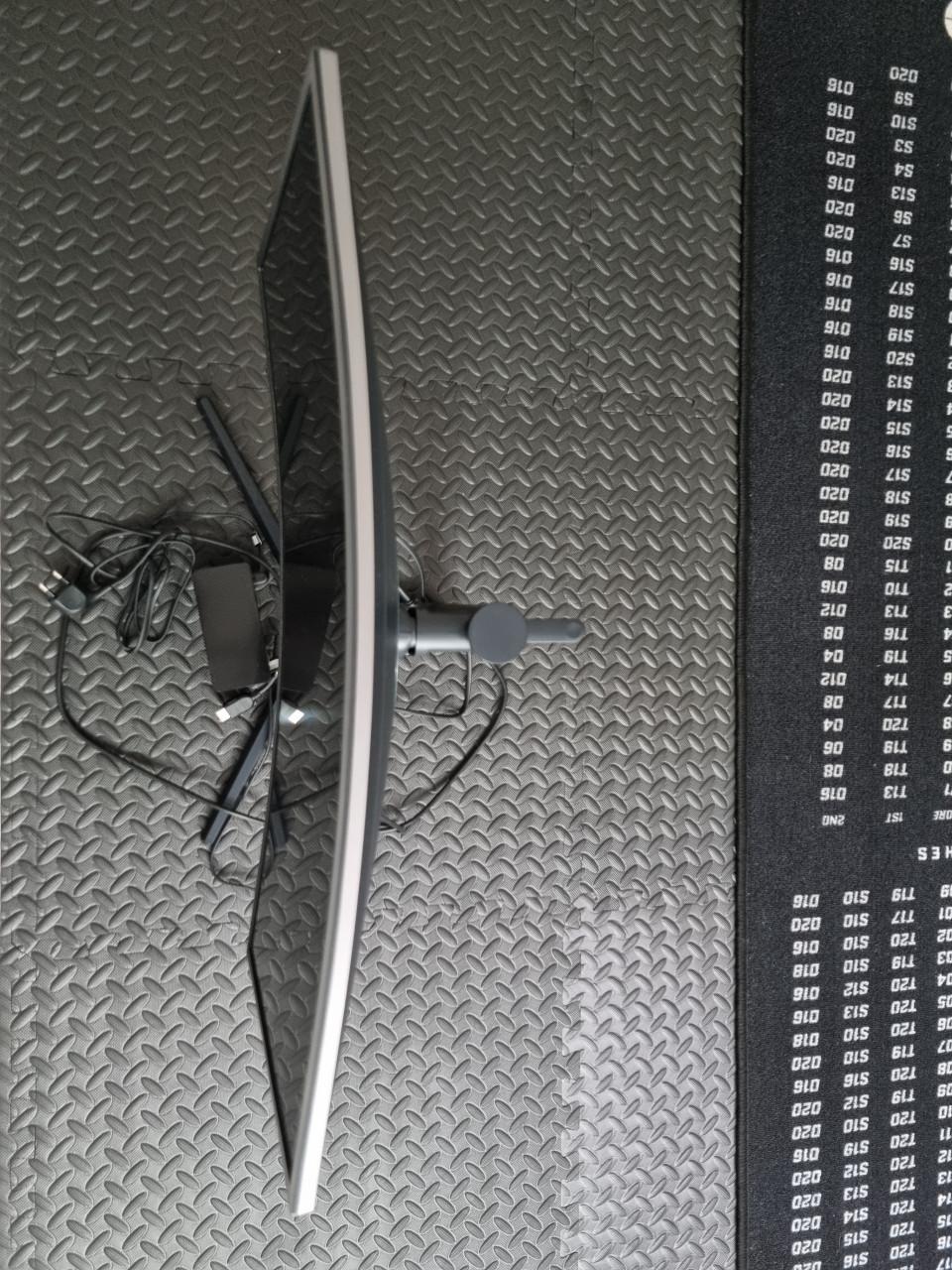 Curved Samsung gaming monitor (LC27FG73FQUXEN)