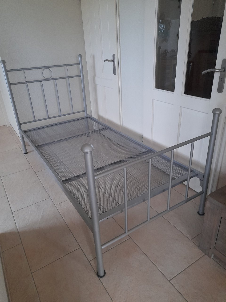 Metalen 1 persoons bed (in goede staat 90 x 200